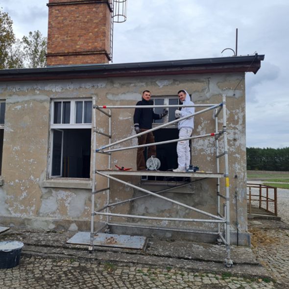 Auszubildende aus Bremen arbeiten Fenster in der ehemaligen Häftlingswäscherei auf. (© Gedenkstätte Sachsenhausen)