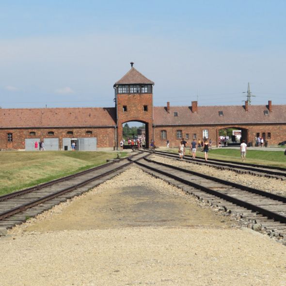 Die Selektionsrampe im Vernichtungslager Auschwitz-Birkenau, die 1943/1944 von der Firma Reckmann mit jüdischen Häftlingen errichtet wurde (© Gedenkstätte Lieberose, Foto: Ulrich Müller)