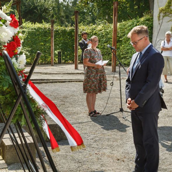 Staatsminister Carsten Schneider, Beauftragter der Bundesregierung für Ostdeutschland, bei der Kranzniederlegung (© GBLP, Foto: Hagen Immel)